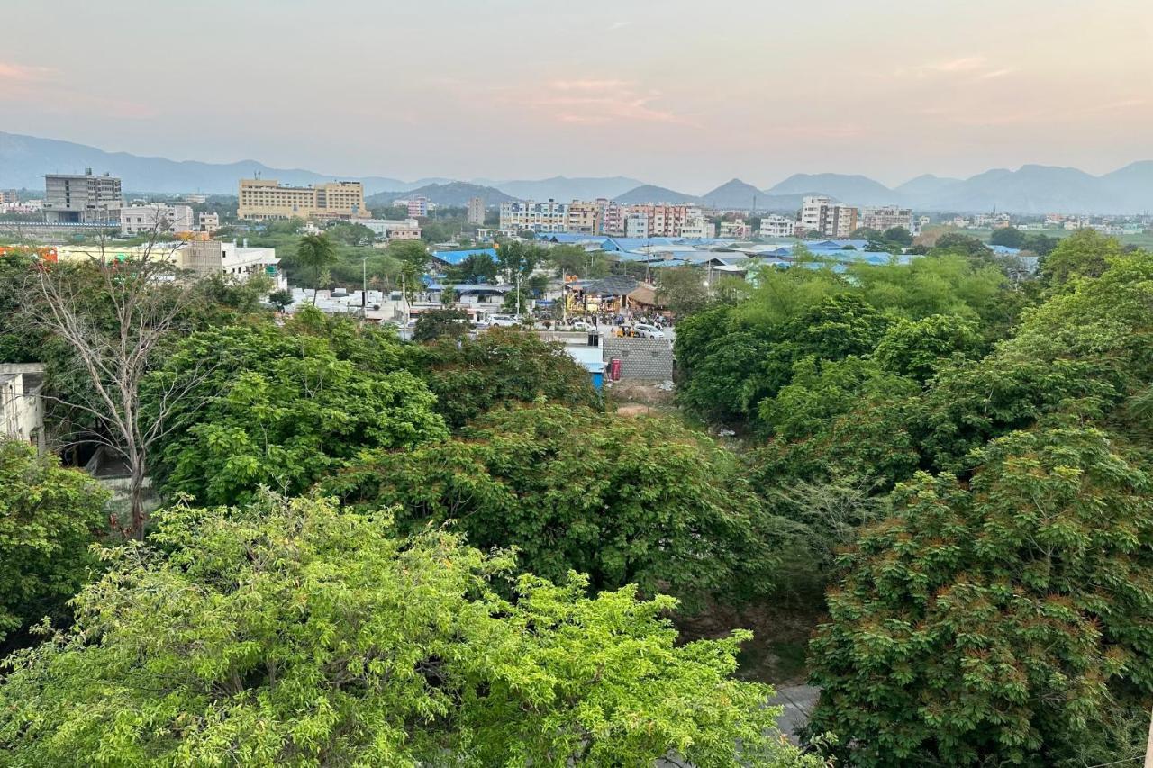 Truelife - Family Suites - Ps4 Veg Restaurant, On Way To Balaji Temple - 2Bhk Ac Apartments - Coffee Tea Milk - Super Fast Wifi, Kitchen, Smart Tv, Parking - Easy Access To Airport, Railway Station And To All Temples - Top Service With Lots Of Love Тирупати Екстериор снимка